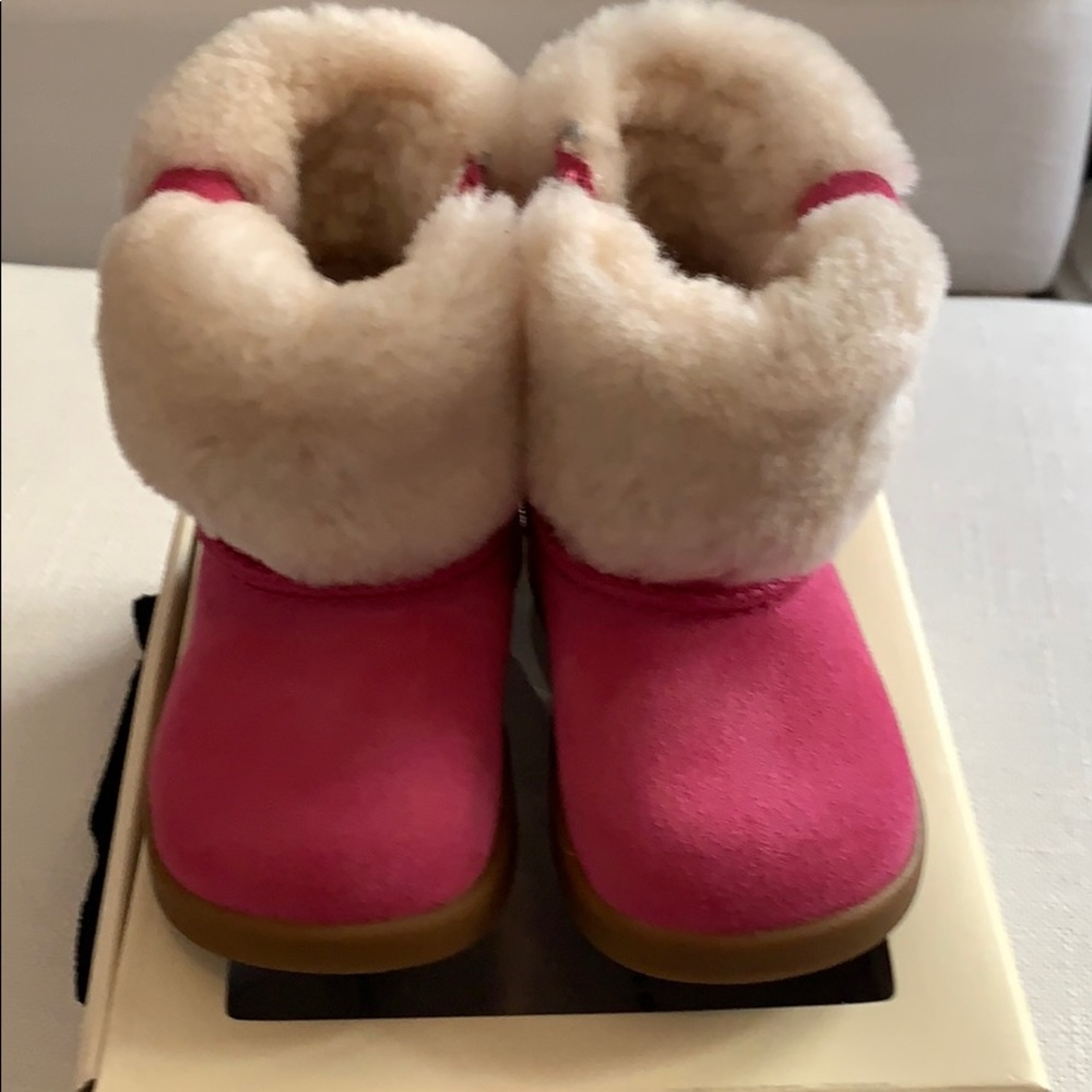 New! 4/5 Ramona Uggs - Pink